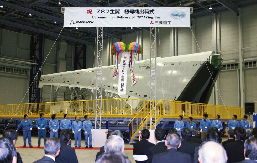 2007 年，在名古屋航空航天系统制造厂举行了
波音787机型使用首架机翼出厂仪式
